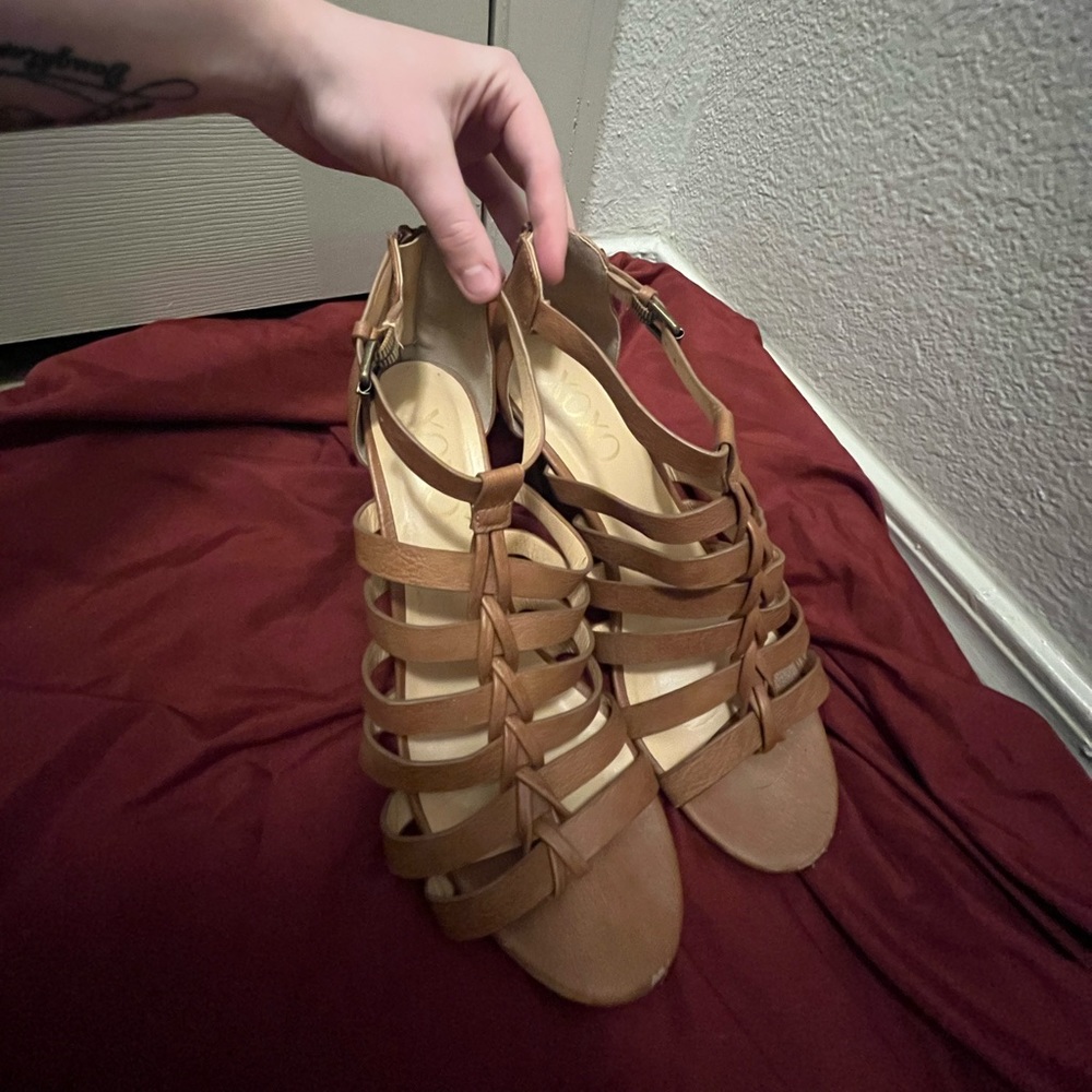 Woman’s sandal heels. Size 7